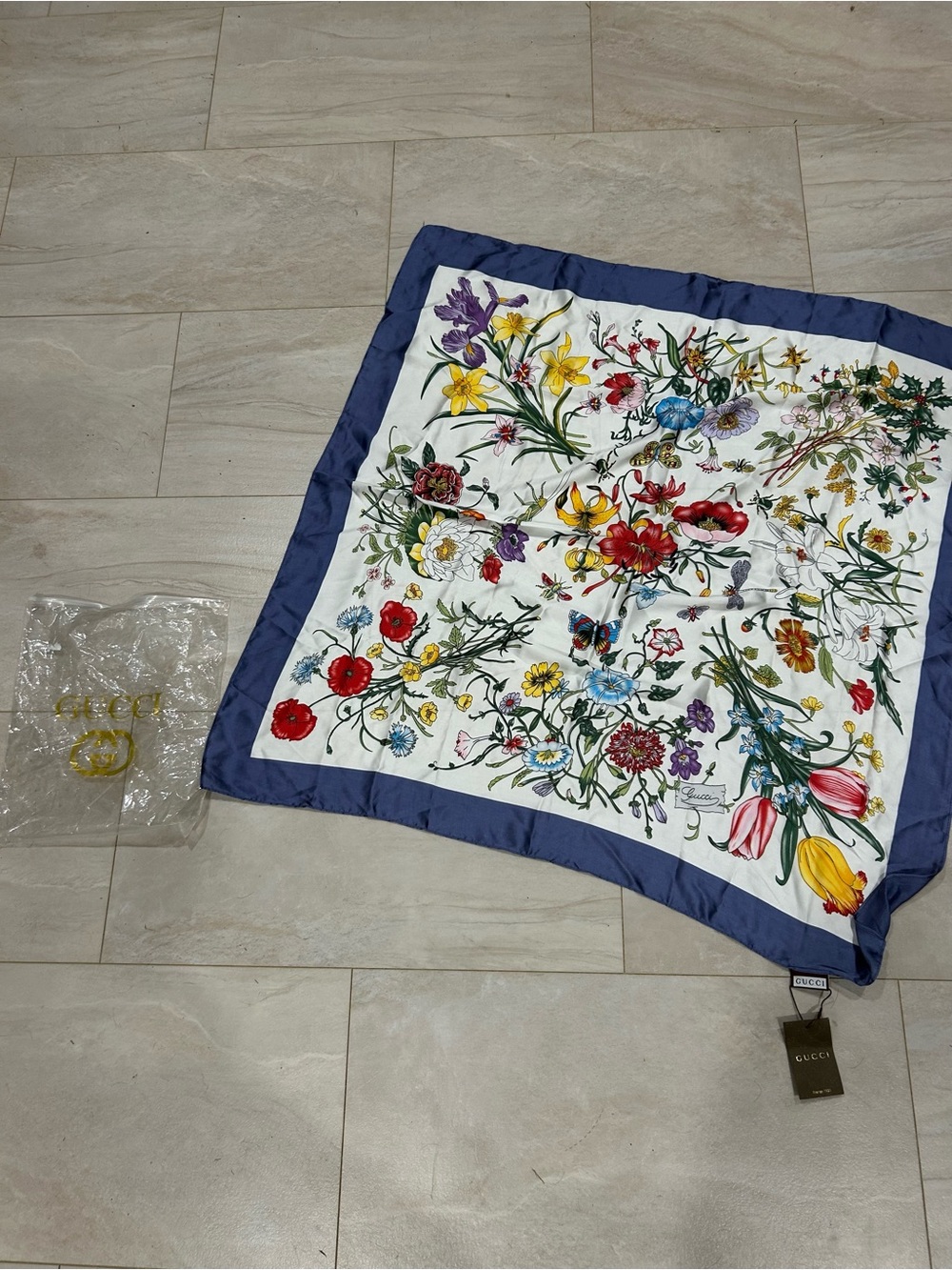 NWT Gucci White Floral Silk Scarf size 34” x 34”